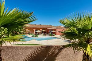 une maison avec une piscine et des palmiers dans l'établissement Zéphyr, à Saint-Christol