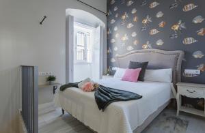 ヘレス・デ・ラ・フロンテーラにあるCatedral Moderno Centroの青い壁のベッドルーム1室