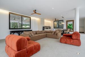 Χώρος καθιστικού στο Treetop Vibes - Designer Villa Overlooking Ubuds Green Canyon