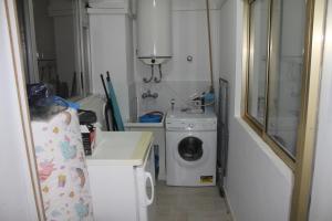 a laundry room with a washing machine and a washer at Apartamento ensueño 1a linea playa poniente 6 PAX parking wifi y AC in Benidorm