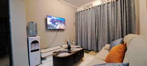 TV a/nebo společenská místnost v ubytování Angel Oak Residence Entebbe