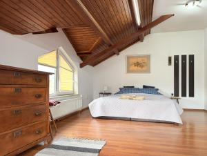 a bedroom with a bed and a wooden ceiling at Corner house apartment in Montana