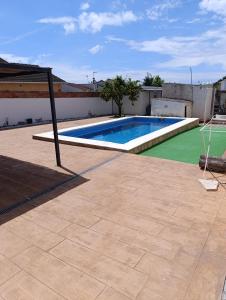 a swimming pool on top of a house at Habitación tranquila con acceso a Barbacoa y piscina in Pobla de Montornés