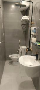 un baño con inodoro y lavabo en HOTEL KIS 14 Xã Đàn, en Hanói