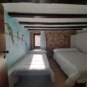 Postel nebo postele na pokoji v ubytování Casa rural rústica "EL COLMENAR" para parejas, familias o amigos a la montaña