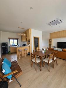 ein Wohnzimmer mit Tisch und Couch in der Unterkunft บ้านเราเอง My House Khaoyai in Pak Chong
