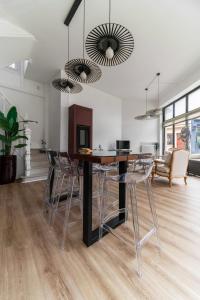 a living room with a table and some chairs at Le Noyer - Maison design dans l'hyper centre in Vichy