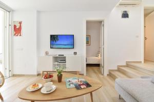 sala de estar con mesa de centro y TV en MIAMI 06 by Villagrancanaria, en San Bartolomé