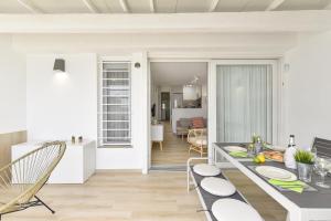 Una cocina y una sala de estar con mesa y sillas. en MIAMI 06 by Villagrancanaria, en San Bartolomé
