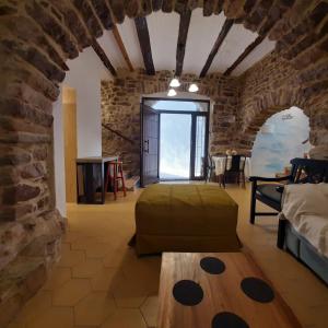 Postel nebo postele na pokoji v ubytování Casa rural rústica "EL COLMENAR" para parejas, familias o amigos a la montaña