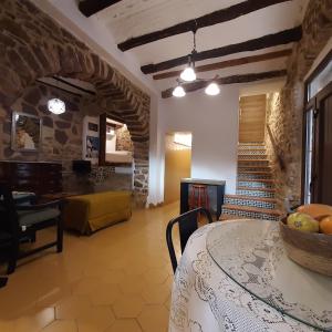 Posezení v ubytování Casa rural rústica "EL COLMENAR" para parejas, familias o amigos a la montaña