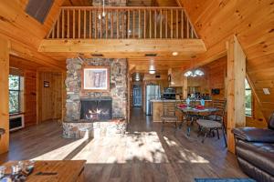 Η κουζίνα ή μικρή κουζίνα στο Secluded A-Frame Cabin with Incredible Views near Mountain Fork River in Oklahoma