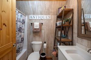 Ένα μπάνιο στο Secluded A-Frame Cabin with Incredible Views near Mountain Fork River in Oklahoma