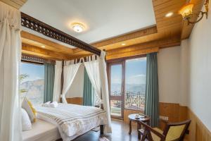 Hostie Heaven View - 3BHK Duplex with Terrace, Mashobra客房内的一张或多张床位