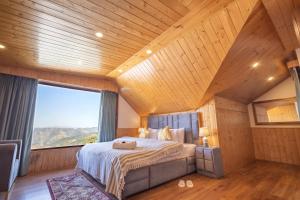 Hostie Heaven View - 3BHK Duplex with Terrace, Mashobra客房内的一张或多张床位