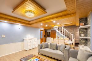 Hostie Heaven View - 3BHK Duplex with Terrace, Mashobra的休息区