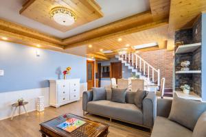 Hostie Heaven View - 3BHK Duplex with Terrace, Mashobra的休息区