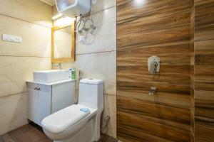 Hostie Heaven View - 3BHK Duplex with Terrace, Mashobra的一间浴室