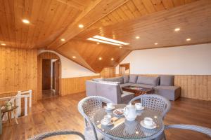 Hostie Heaven View - 3BHK Duplex with Terrace, Mashobra的休息区
