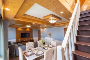 Hostie Heaven View - 3BHK Duplex with Terrace, Mashobra的休息区