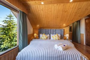 Hostie Heaven View - 3BHK Duplex with Terrace, Mashobra客房内的一张或多张床位