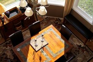 Posezení v ubytování Rustic Vacation Rental with Wood-Burning Stove in Polebridge, Montana