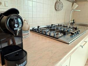 A kitchen or kitchenette at Elegante bilocale a pochi passi dal mare