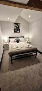 Ένα ή περισσότερα κρεβάτια σε δωμάτιο στο Spacious 2 Bedroom Apartment in Central Newark