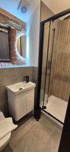 Ένα μπάνιο στο Spacious 2 Bedroom Apartment in Central Newark