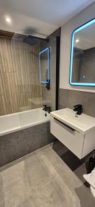 Ένα μπάνιο στο Spacious 2 Bedroom Apartment in Central Newark