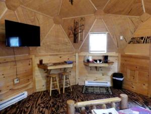 TV a/nebo společenská místnost v ubytování Rustic Dome with a Hot Tub and Sauna Perfect for Camping in Wilmington, NY