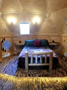 Posezení v ubytování Rustic Dome with a Hot Tub and Sauna Perfect for Camping in Wilmington, NY