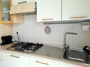 A kitchen or kitchenette at Elegante bilocale a pochi passi dal mare Még 14 kép