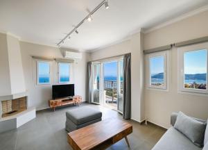 TV a/nebo společenská místnost v ubytování Lainas Sea View Lefkada