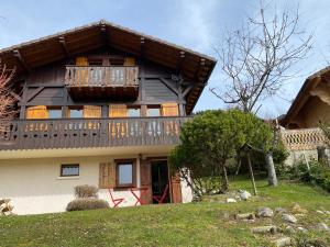 una casa con balcone sul lato di Chambre hôte dans chalet de montagne a Verchaix