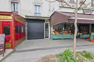 une devanture de magasin avec des fruits et légumes dans l'établissement 1 Bedroom Apartment Quartier Austerlitz Free Netflix, à Paris
