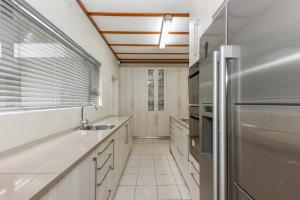 Kuchyň nebo kuchyňský kout v ubytování 4 Bedroom - Family Home - Tennis Court - Pool