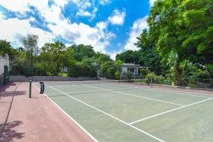 Tenis a/nebo squash v ubytování 4 Bedroom - Family Home - Tennis Court - Pool nebo okolí