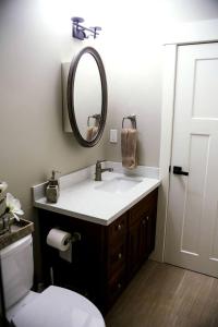 Koupelna v ubytování Riverfront Romantic Getaway Rental near Mount Pilchuck in Granite Falls, Washington + 9 fotografií