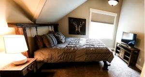 Postel nebo postele na pokoji v ubytování Riverfront Romantic Getaway Rental near Mount Pilchuck in Granite Falls, Washington