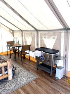 Foto sihtkohas Bear Creek asuva majutusasutuse Cute and Comfortable Safari Tent in Seward, Alaska - Amazing Glamping Accommodation with Breathtaking Mountain Views galeriist