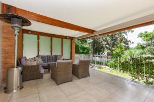 Posezení v ubytování 4 Bedroom - Family Home - Tennis Court - Pool + 38 fotografií