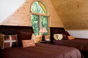 um quarto com duas camas em uma cabana de madeira em Rustic Log Cabin in the Catskills, Upstate New York em Olivebridge