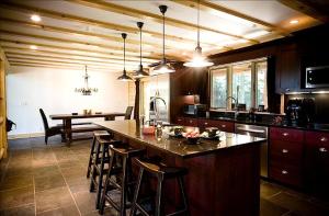 uma cozinha com uma grande ilha com bancos de bar em Rustic Log Cabin in the Catskills, Upstate New York em Olivebridge