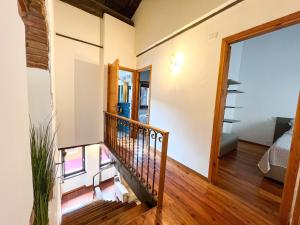 ラツィーゼにあるCasa Margheritaのベッドと窓のある部屋の階段
