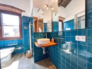 ラツィーゼにあるCasa Margheritaの青いタイル張りのバスルーム(シンク、バスタブ付) +24枚の写真