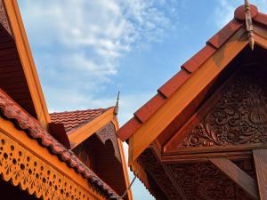 a close up of the roofs of two buildings at 提供免费汽车使用的含泳池被墅房间 in Chiang Mai
