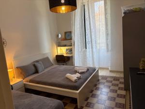 Un dormitorio con una cama con dos toallas encima. en Da Luis 5 Terre, en La Spezia