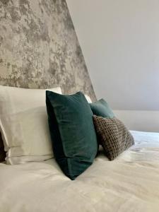 Postel nebo postele na pokoji v ubytování Boho Chic Penthouse
