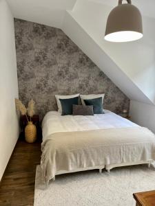 Postel nebo postele na pokoji v ubytování Boho Chic Penthouse